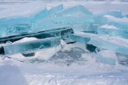 Foto de Cubos de hielo en lago congelado - Imagen libre de derechos