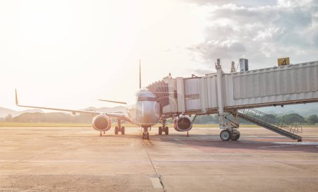Téléchargez les photos : Jetbridge ou aerobridge relie la porte des avions à l'aérogare, abris pour les passagers débarquent d'un avion à la porte de l'aéroport - en image libre de droit