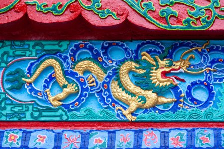 Foto de Bajorrelieve colorido del dragón en un templo taoísta - Imagen libre de derechos