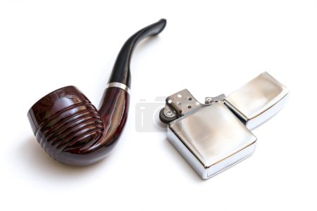 Foto de Tubo de fumar y encendedor de plata sobre un fondo blanco - Imagen libre de derechos