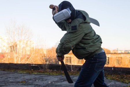 Téléchargez les photos : Un homme s'entraîne avec des lunettes de réalité virtuelle - en image libre de droit