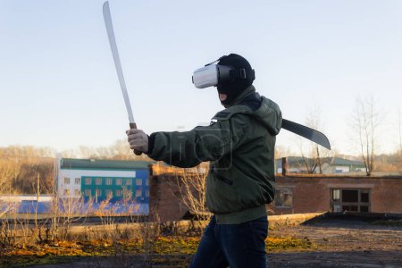 Foto de Entrenar a una persona con gafas de realidad virtual - Imagen libre de derechos