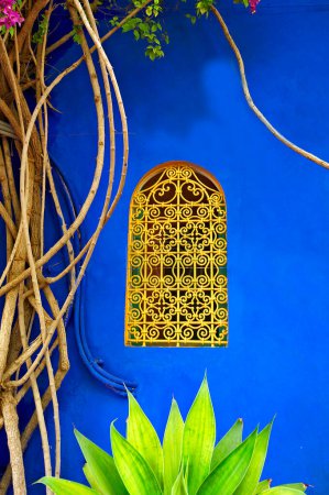 Foto de Ventana decorativa en un jardín de Marrakech - Imagen libre de derechos
