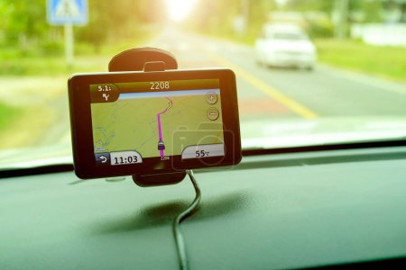 Téléchargez les photos : Navigation par GPS dans les applications routières - en image libre de droit