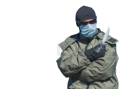 Téléchargez les photos : Soldat des forces spéciales en masque médical et couteau à la main sur fond blanc - en image libre de droit