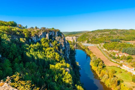 Téléchargez les photos : Vallée du Lot à Saint Cirq Lapopie, Occitanie en France - en image libre de droit