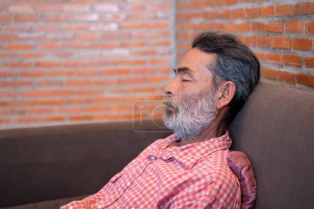 Téléchargez les photos : Homme âgé faisant une sieste dans le canapé - en image libre de droit