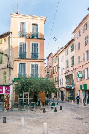 Téléchargez les photos : Rue à Brignoles, une ville provençale en France - en image libre de droit