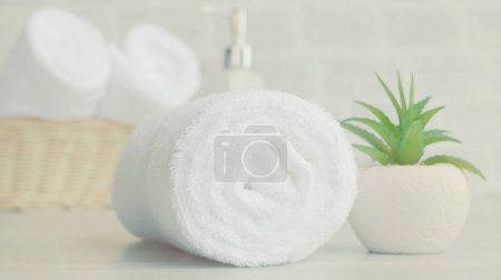 Téléchargez les photos : Magnifiquement plié serviettes blanches et articles de toilette. - en image libre de droit