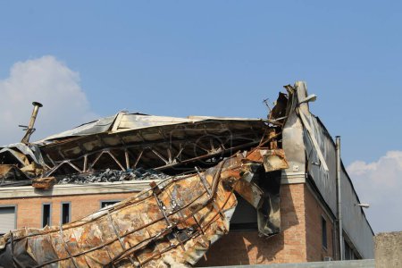 Téléchargez les photos : Bâtiment industriel abandonné touché par un incendie - en image libre de droit