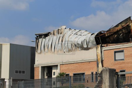Foto de Edificio industrial abandonado golpeado por el fuego - Imagen libre de derechos