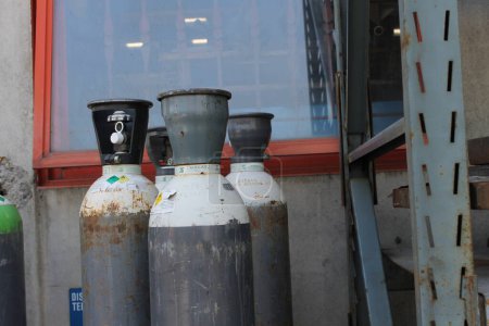 Téléchargez les photos : Bouteilles de gaz techniques près du bâtiment - en image libre de droit
