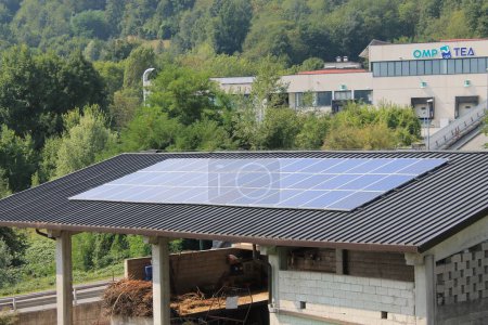 Téléchargez les photos : Panneau solaire sur le toit de la maison - en image libre de droit