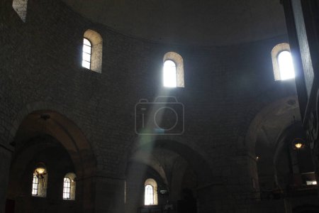 Foto de Interior de la catedral de san marino, lugar de viaje en el fondo - Imagen libre de derechos