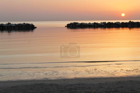 Foto de Hermoso atardecer en la playa, lugar de viaje en el fondo - Imagen libre de derechos