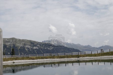 Téléchargez les photos : Vue pittoresque de la scène extérieure avec lac - en image libre de droit