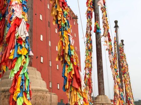 Téléchargez les photos : "Buddhist color prayer flags at The Putuo Zongcheng Buddhist Temple, Chengde, China" - en image libre de droit