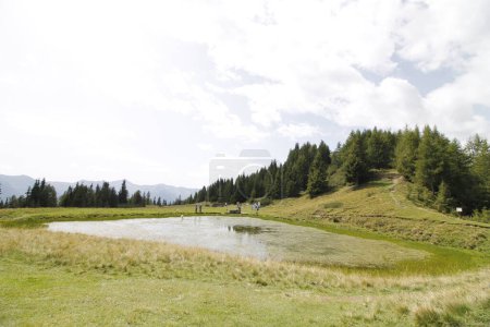 Téléchargez les photos : Vue pittoresque de la scène extérieure avec lac - en image libre de droit