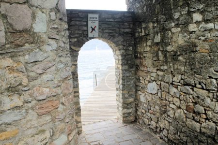 Foto de Antigua puerta de piedra de ladrillo - Imagen libre de derechos
