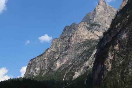 Téléchargez les photos : Plan panoramique de beaux paysages de montagnes rocheuses - en image libre de droit