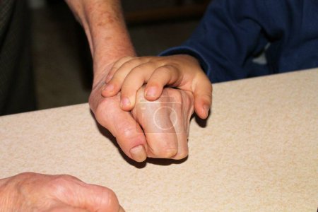 Téléchargez les photos : Les mains de la vieille femme avec les mains de l'homme - en image libre de droit