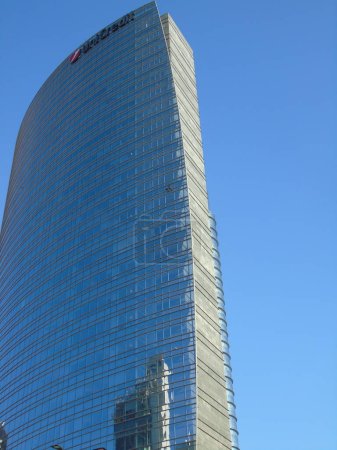 Foto de Rascacielos de Milán con cielo azul sobre fondo - Imagen libre de derechos