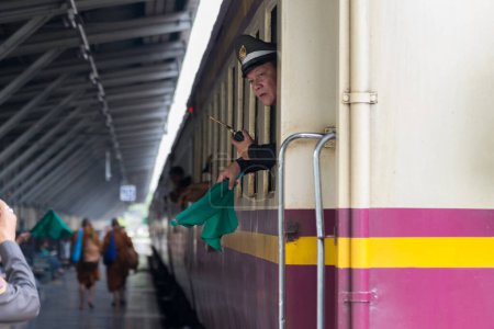 Téléchargez les photos : Bangagara, thailand - 1 9 mai, 2 0 1 8 : personnes non identifiées attendant des passagers à la gare - en image libre de droit