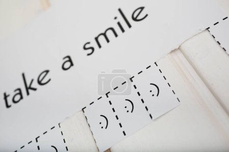 Téléchargez les photos : Prendre un message de sourire sur le fond, fermer - en image libre de droit