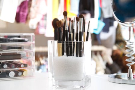 Téléchargez les photos : Pinceaux outils de maquillage sur fond, gros plan - en image libre de droit