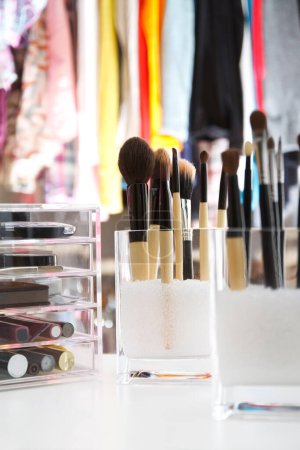 Téléchargez les photos : Pinceaux outils de maquillage sur fond, gros plan - en image libre de droit