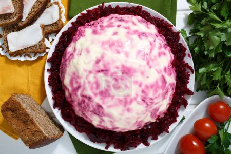 Téléchargez les photos : Vue rapprochée de la délicieuse salade de hareng - en image libre de droit
