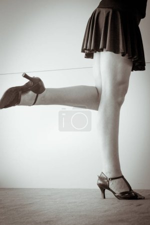 Téléchargez les photos : Femme dansant jambes en talons sur fond - en image libre de droit