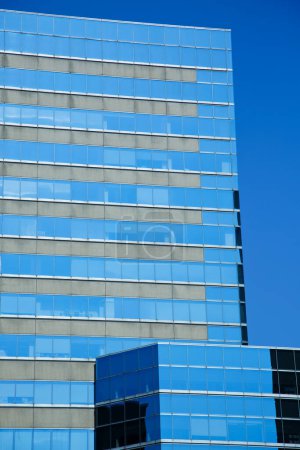 Foto de Moderno edificio de oficinas. Simbolismo empresarial - Imagen libre de derechos