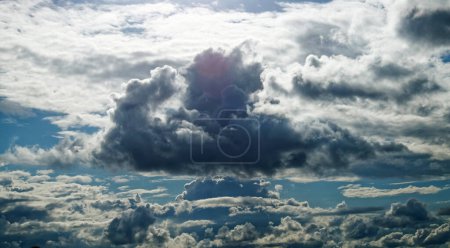Foto de Cloudscape durante el día. Vista panorámica de las nubes en el cielo azul - Imagen libre de derechos