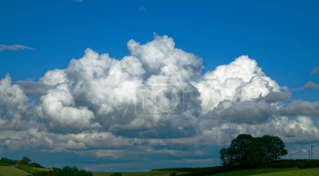 Téléchargez les photos : Paysage nuageux de jour. Vue panoramique des nuages dans le ciel bleu - en image libre de droit