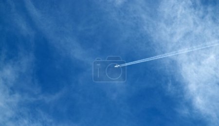 Téléchargez les photos : Piste d'avion dans le ciel avec des nuages - en image libre de droit