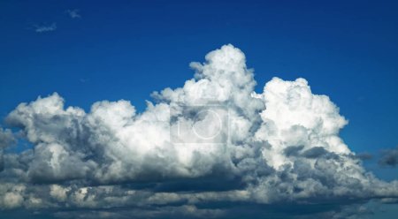 Téléchargez les photos : Vue panoramique du ciel bleu avec des nuages blancs - en image libre de droit