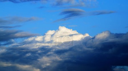 Téléchargez les photos : Paysage nuageux de jour. Vue panoramique des nuages dans le ciel bleu - en image libre de droit