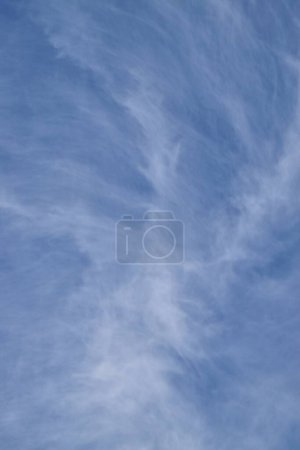 Foto de Cloudscape durante el día. Vista panorámica de las nubes en el cielo azul - Imagen libre de derechos