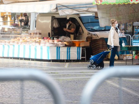 Foto de Cremona, Lombardía, Italia - 16 de mayo de 2020 - Personas que hacen compras de comestibles durante covid-19 - Imagen libre de derechos