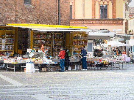 Téléchargez les photos : Cremona, Lombardie, Italie - 16 mai 2020 - Les gens qui font des courses pendant la covie-19 - en image libre de droit