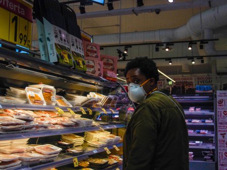 Téléchargez les photos : Crémone, Lombardie, Italie - Mai 2020 : les gens au supermarché - en image libre de droit