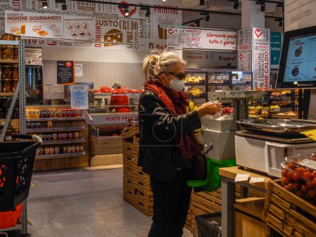 Foto de Cremona, Lombardía, Italia - Mayo 2020: personas en el supermercado - Imagen libre de derechos