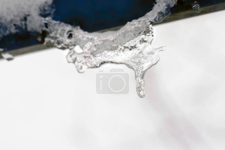 Téléchargez les photos : Gros plan sur les stalactites d'eau glacée - en image libre de droit