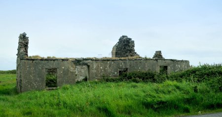 Foto de La antigua casa abandonada en el campo - Imagen libre de derechos