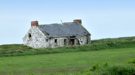 Foto de La antigua casa abandonada en el campo - Imagen libre de derechos