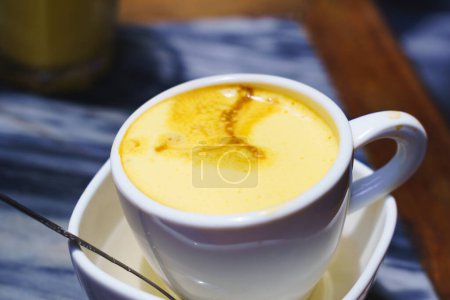 Foto de "Café de huevo vietnamita caliente y fresco en la taza de café blanco, taza
" - Imagen libre de derechos
