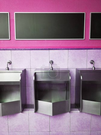 Téléchargez les photos : Bannières publicitaires sur urinoir masculin coloré - en image libre de droit