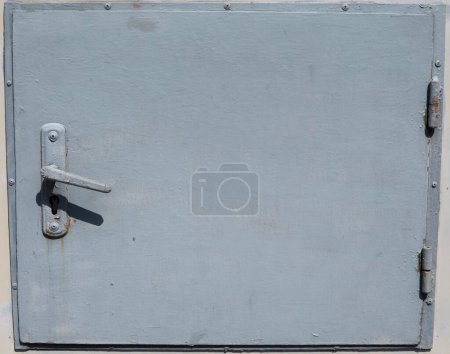Téléchargez les photos : Petite porte métallique d'armoire métallique intégrée sur les murs extérieurs. - en image libre de droit