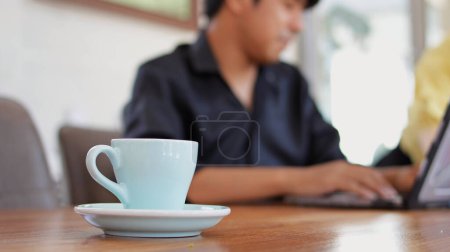 Téléchargez les photos : Tasses à café placées sur des tables en bois - en image libre de droit